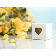 10 boîtes à dragées avec un coeur transparent mise en scène