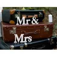 Mr & Mrs en bois mise en scène avec valise