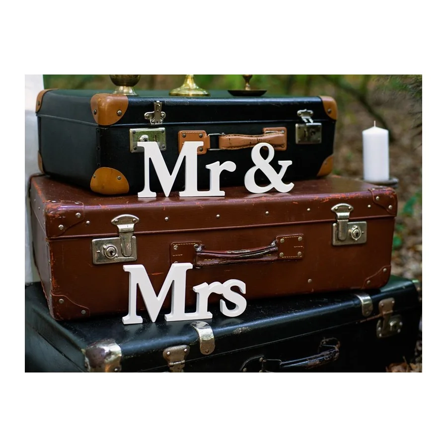 Mr & Mrs en bois mise en scène avec valise
