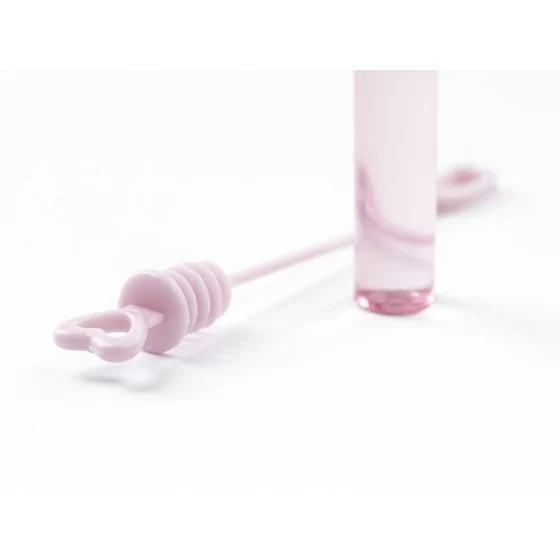 48 tubes de bulles de savon rose avec un coeur mise en scène