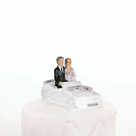 Un couple de mariés dans une voiture