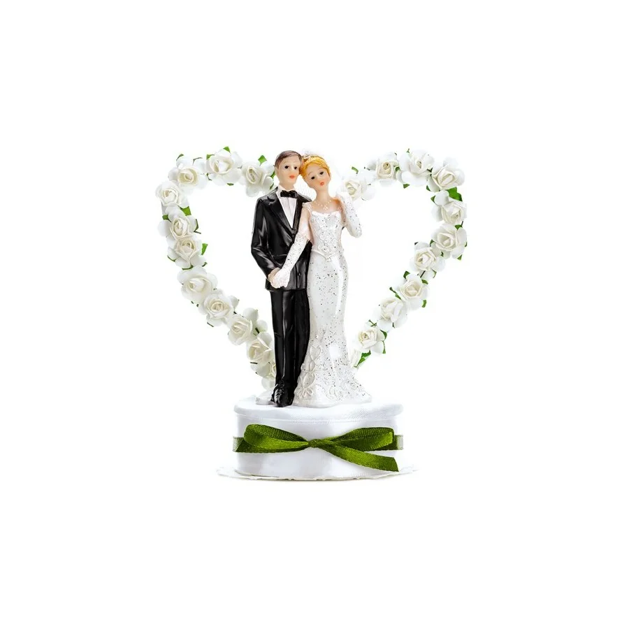 Un couple de mariés avec un coeur en fleurs blanches