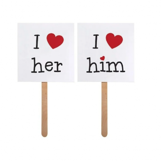 Un pancarte "I love her" et un pancarte "I love him"