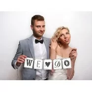Guirlande en lettres "WE love Do" blanc et noir photobooth