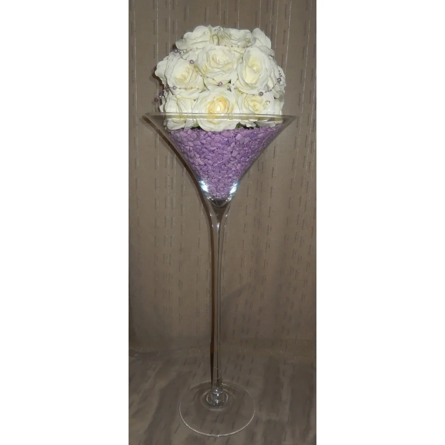 Vase martini avec des perles et une demi boule de roses blanches rose clair