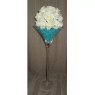Vase martini avec des perles et une demi boule de roses blanches pierre turquoise
