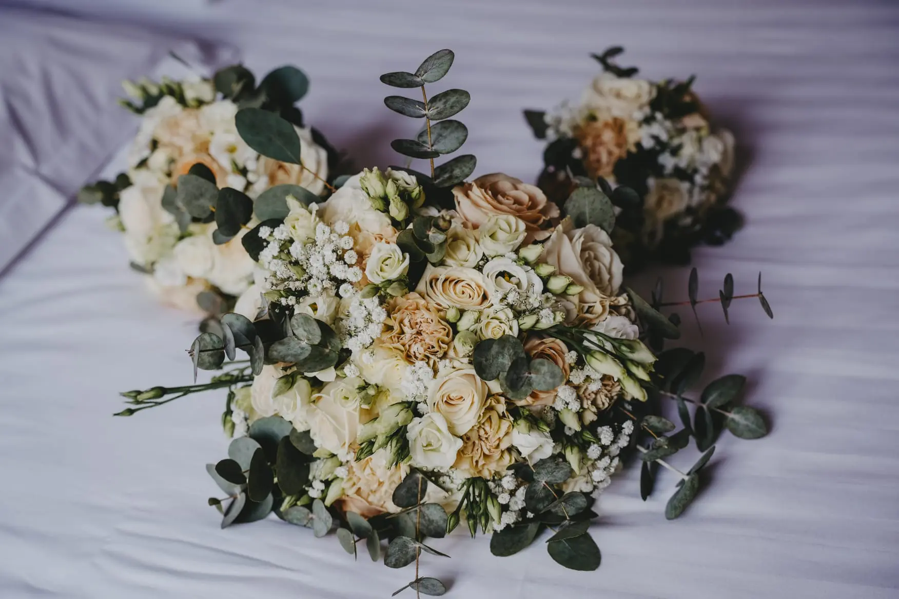 Bouquet de mariée et demoiselle d'honneur