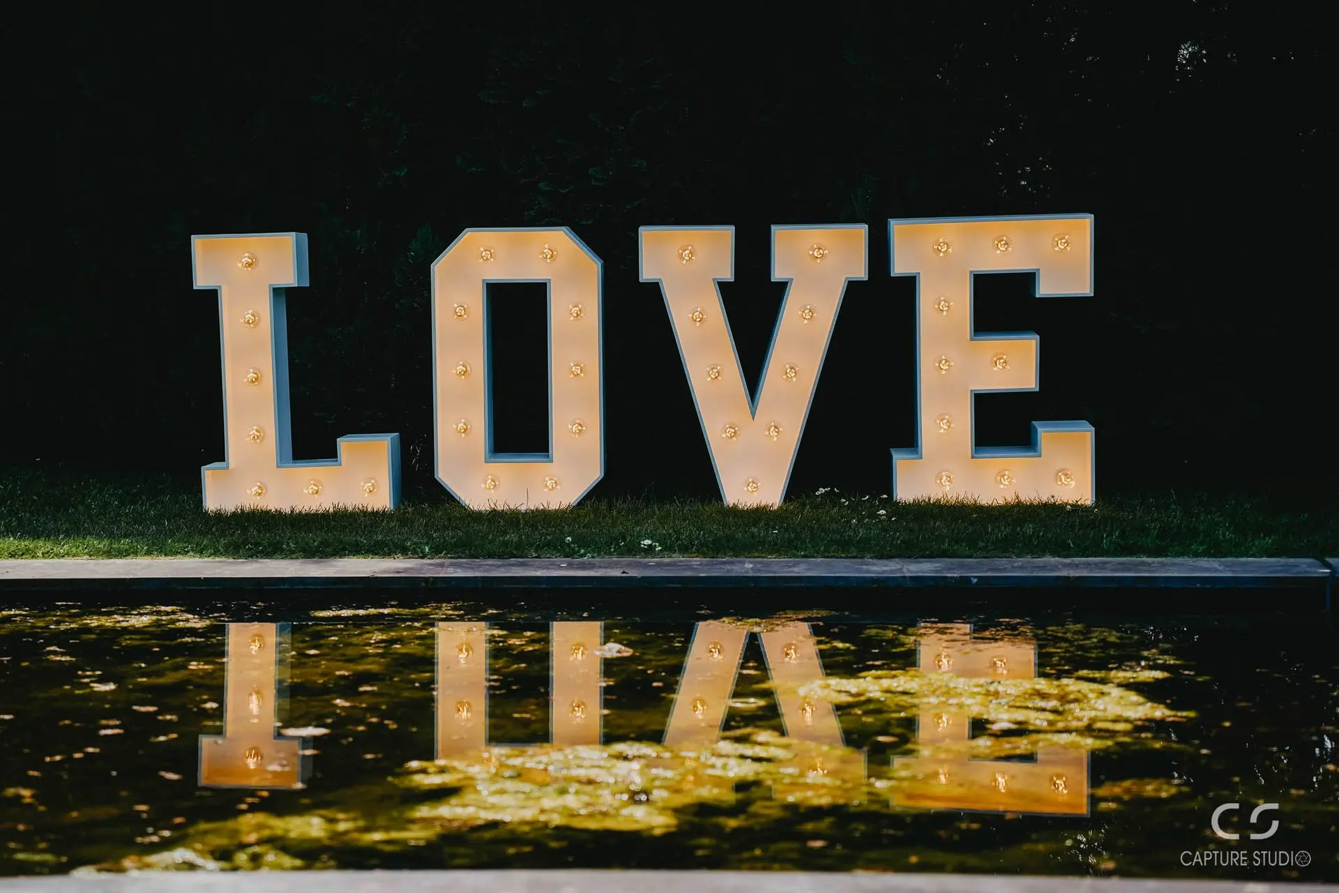 LOVE lumineux au bord de l'eau