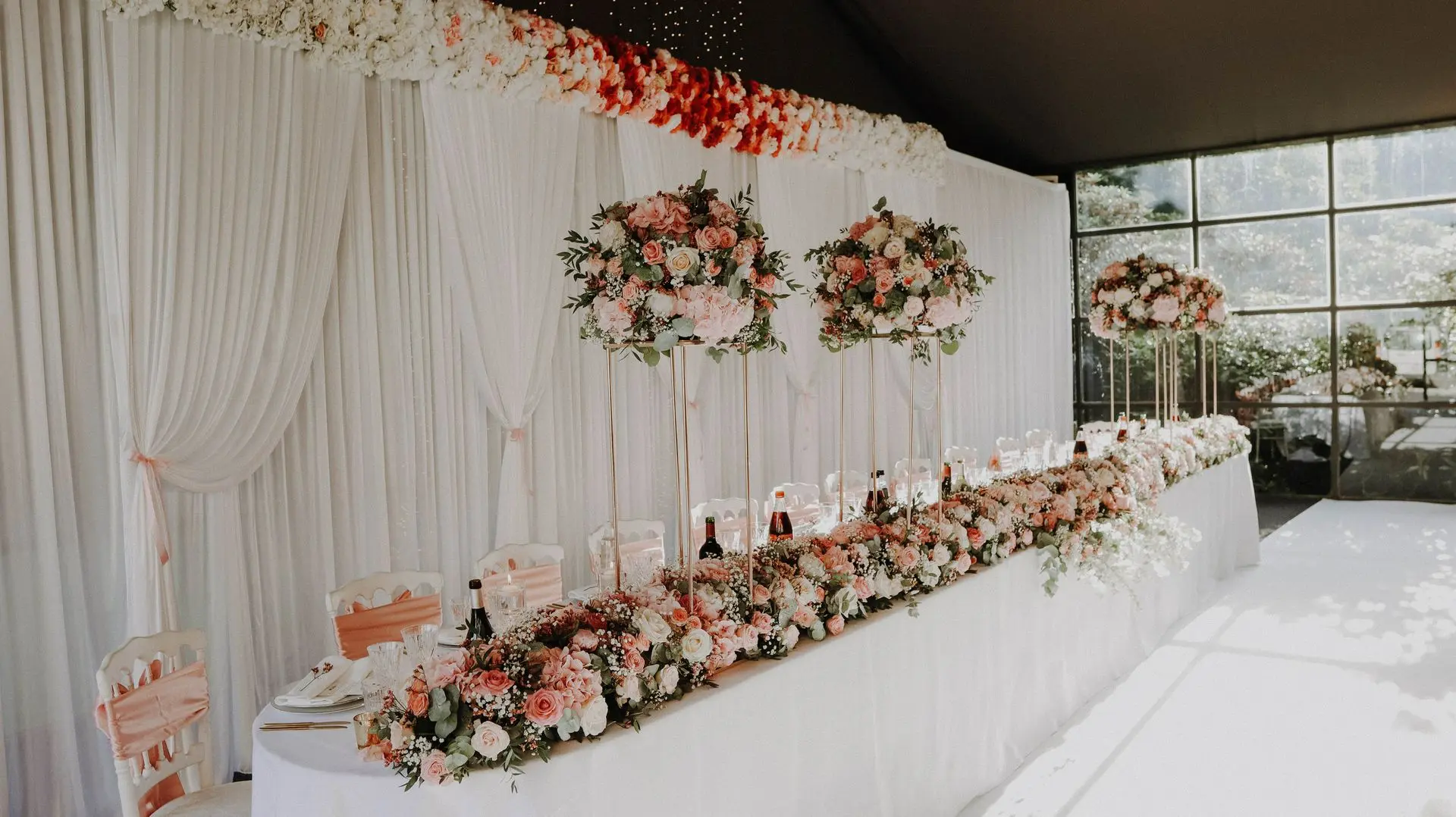 Table d'honneur avec voilage à l'arrière