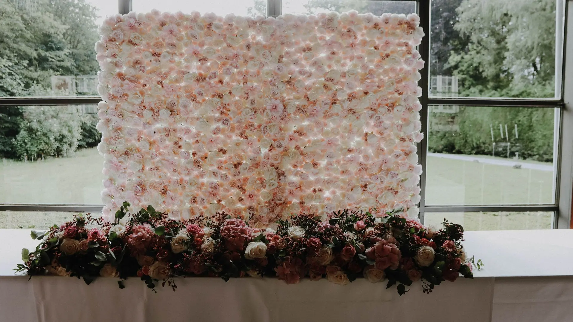 Coin gâteau avec mur de fleurs