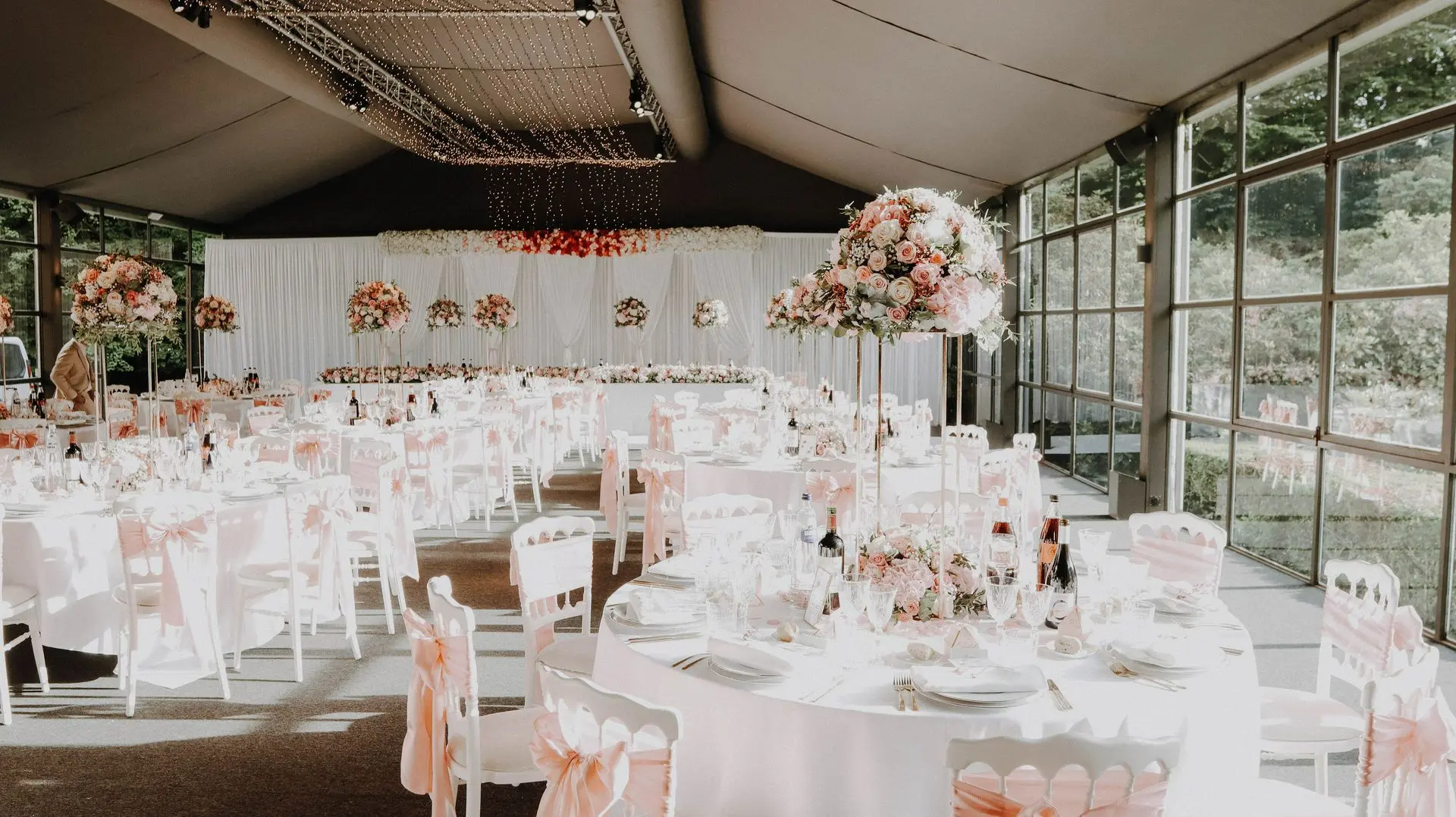 Salle mariage avec stelle fleurie