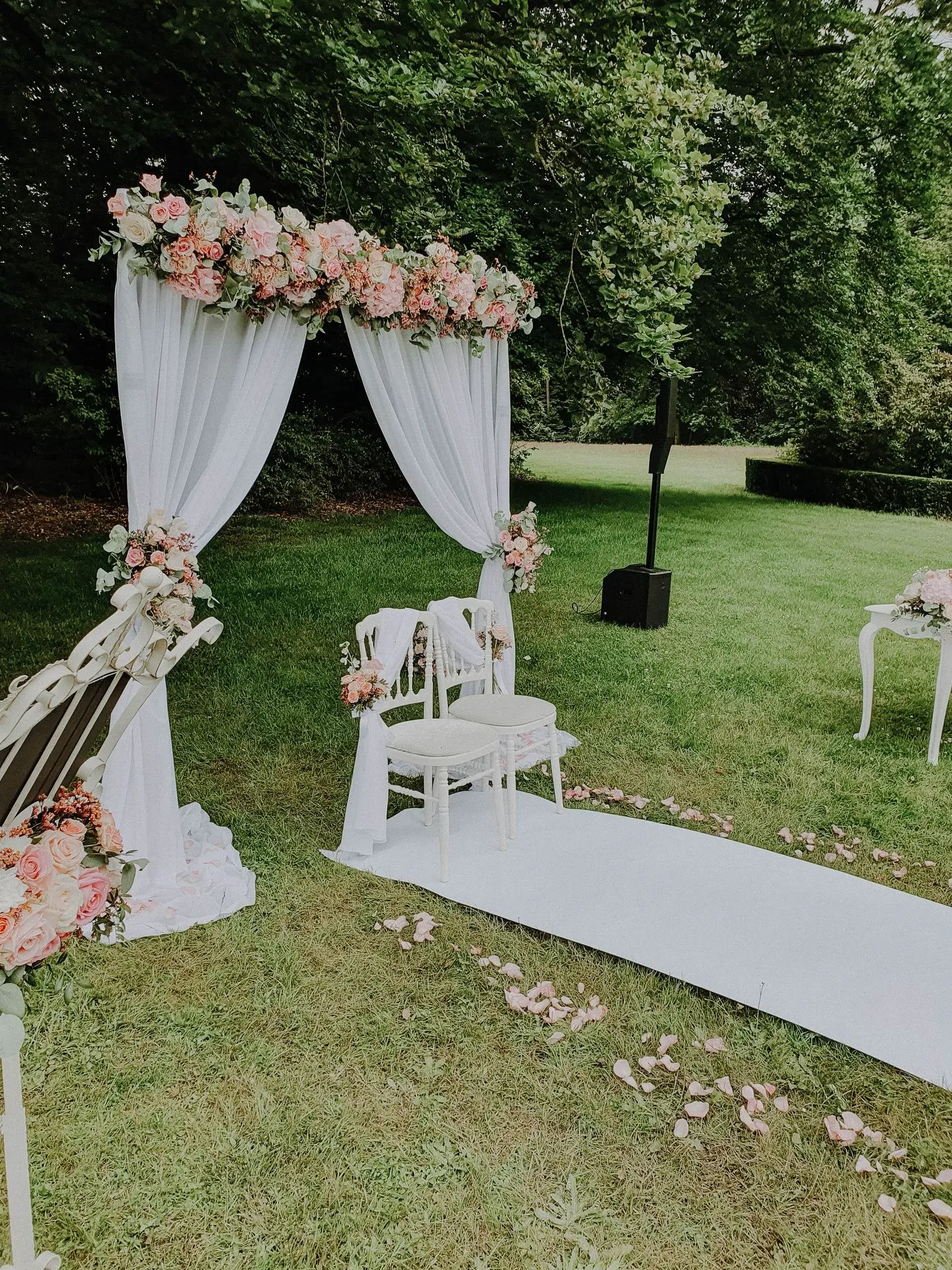 Arche mariage en blanc et rose