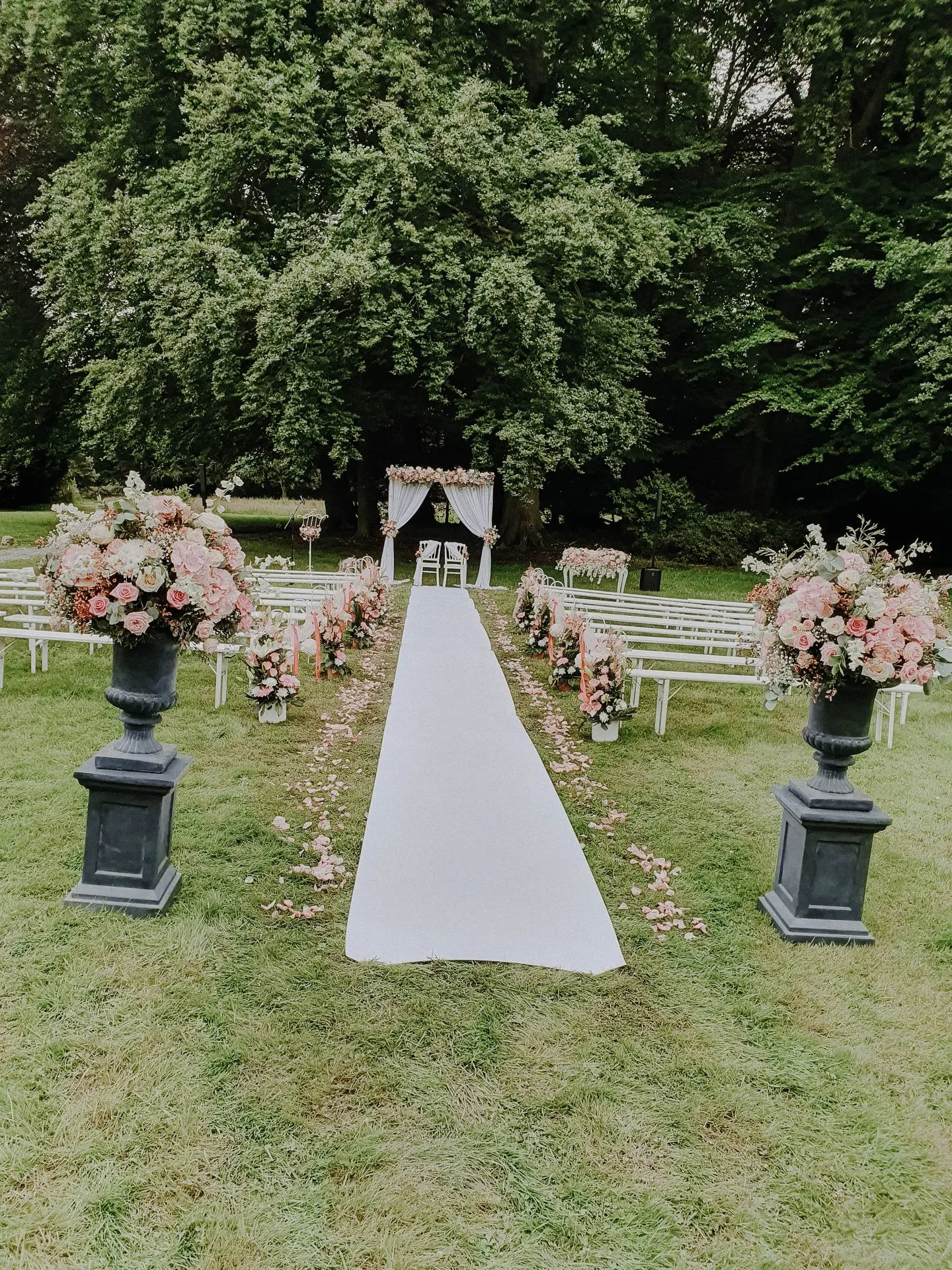 Cérémonie mariage en blanc et rose