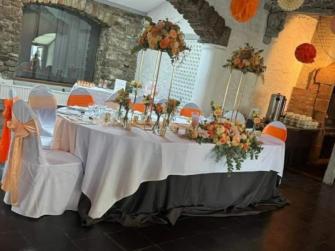 Table d'honneur en orange et pêche