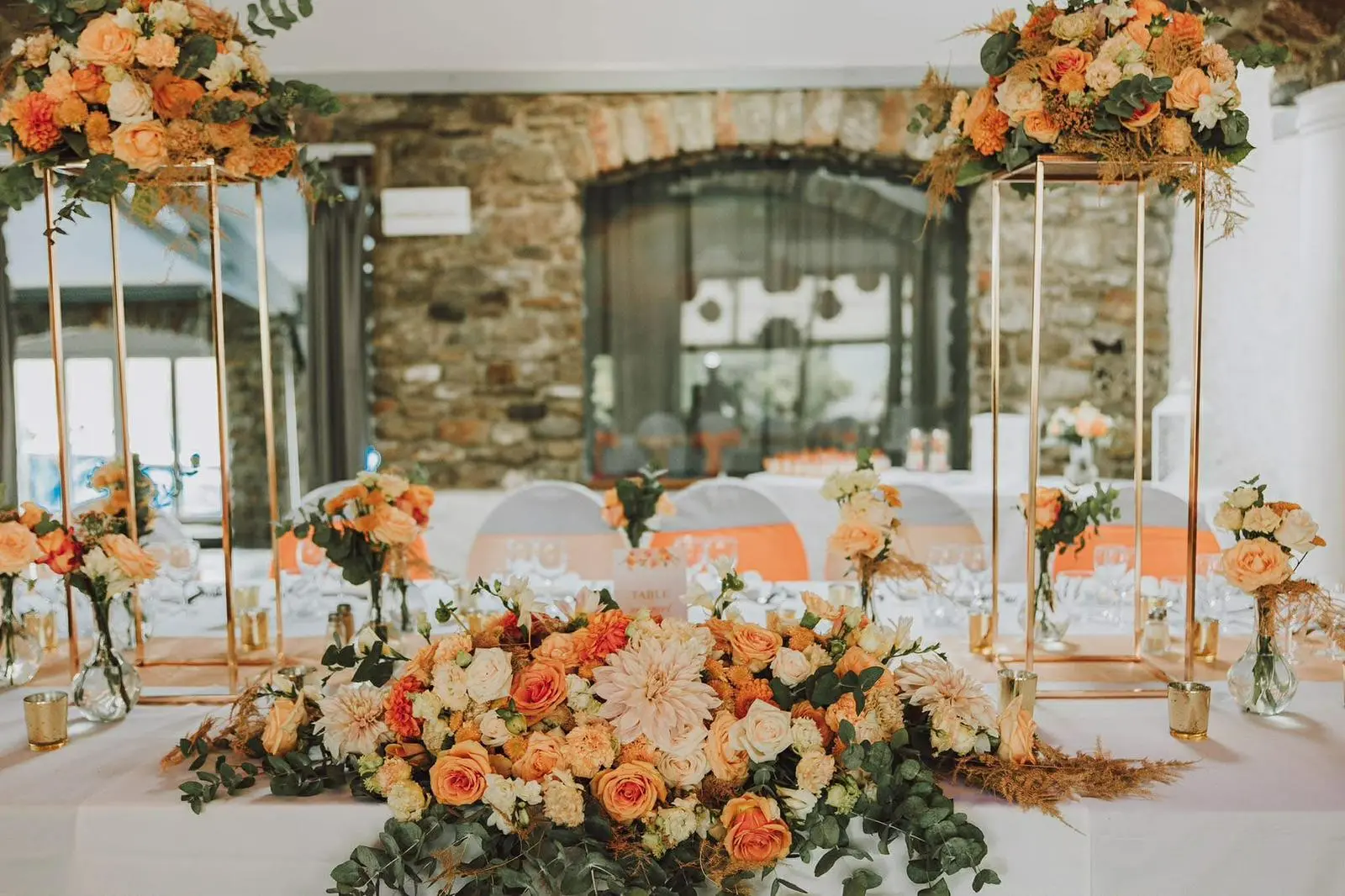 Table d'honneur en orange et pêche