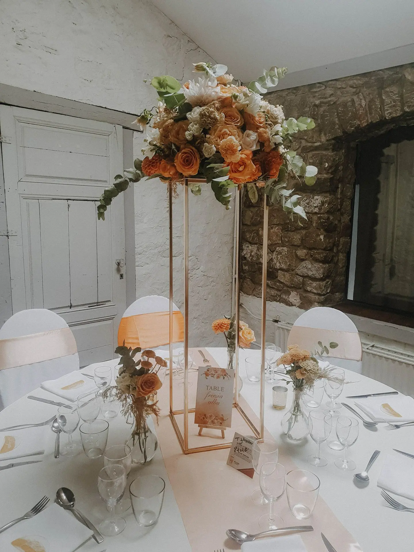 Table invité avec chemin de satin pêche