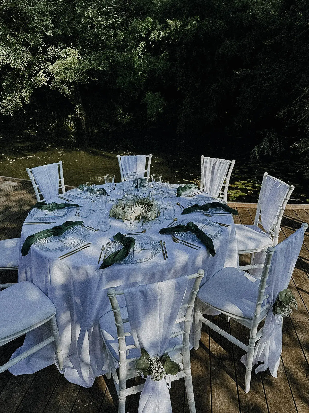 Table invité blanc et vert