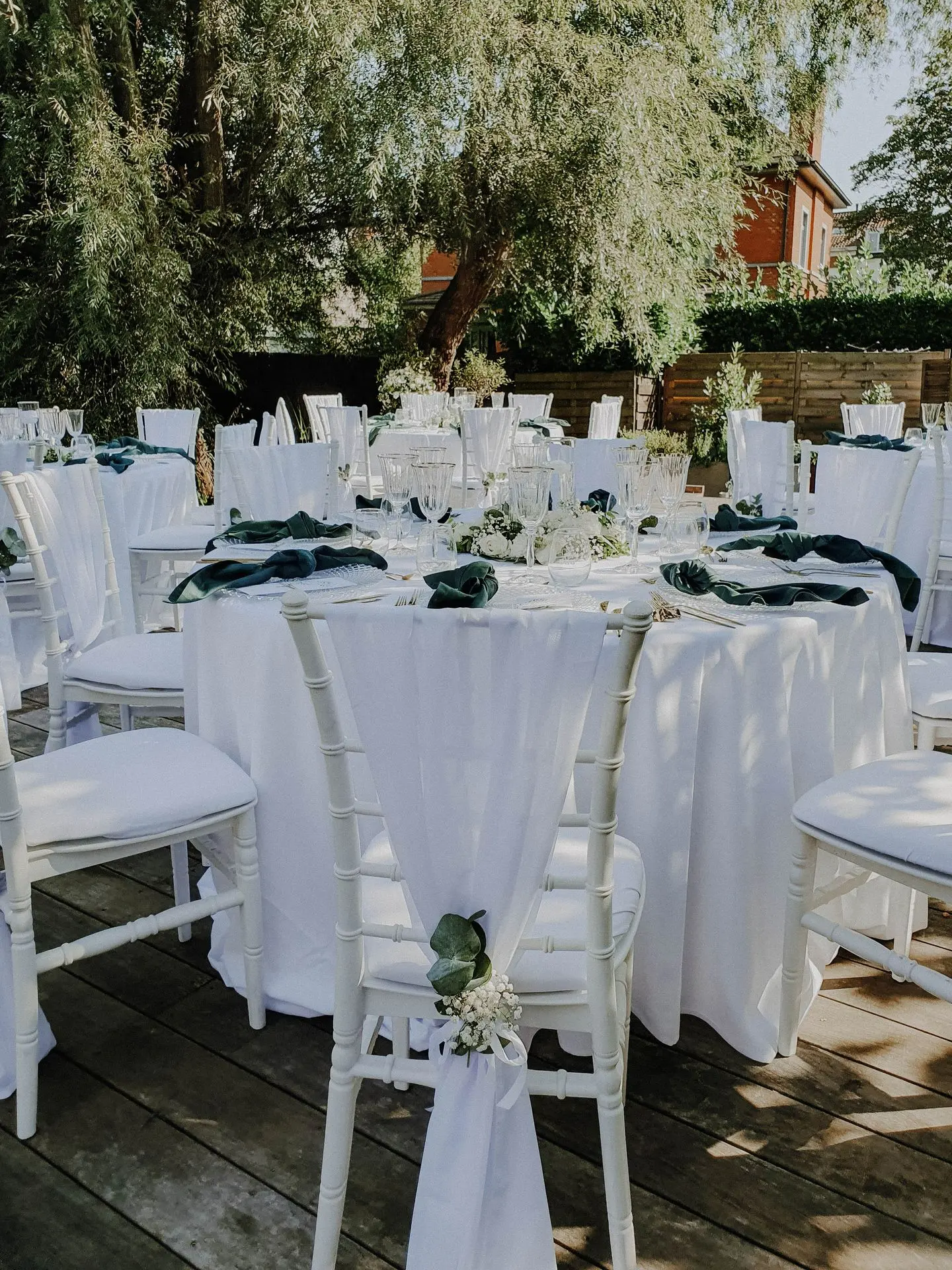 Décoration chaise avec gypsophile et eucalyptus