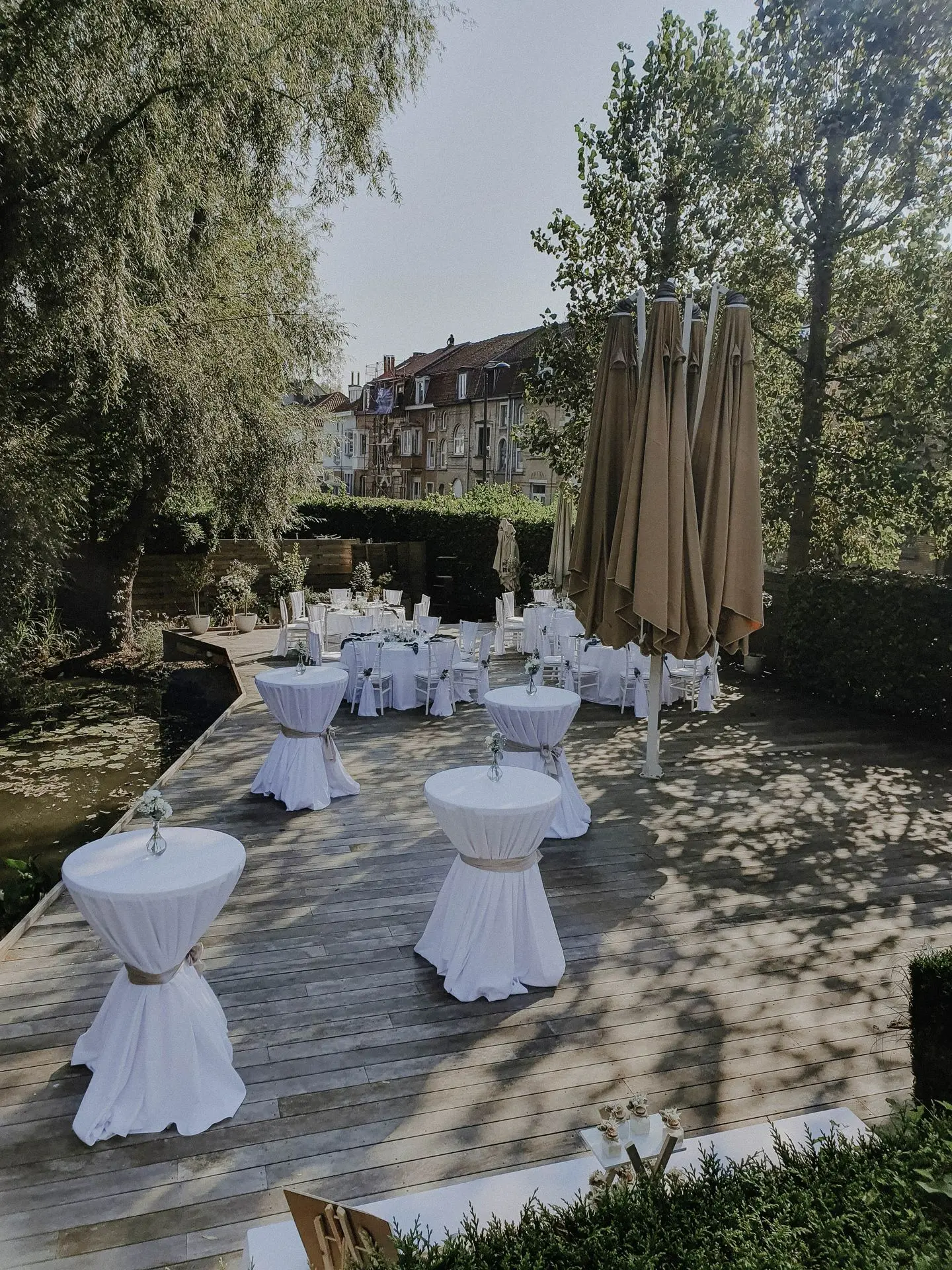 Table haute avec noeud beige