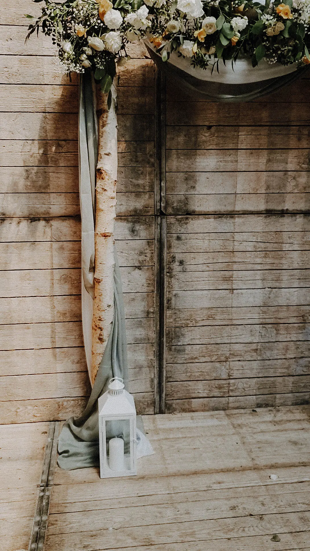 Arche bouleau avec fleurs blanc et jaune