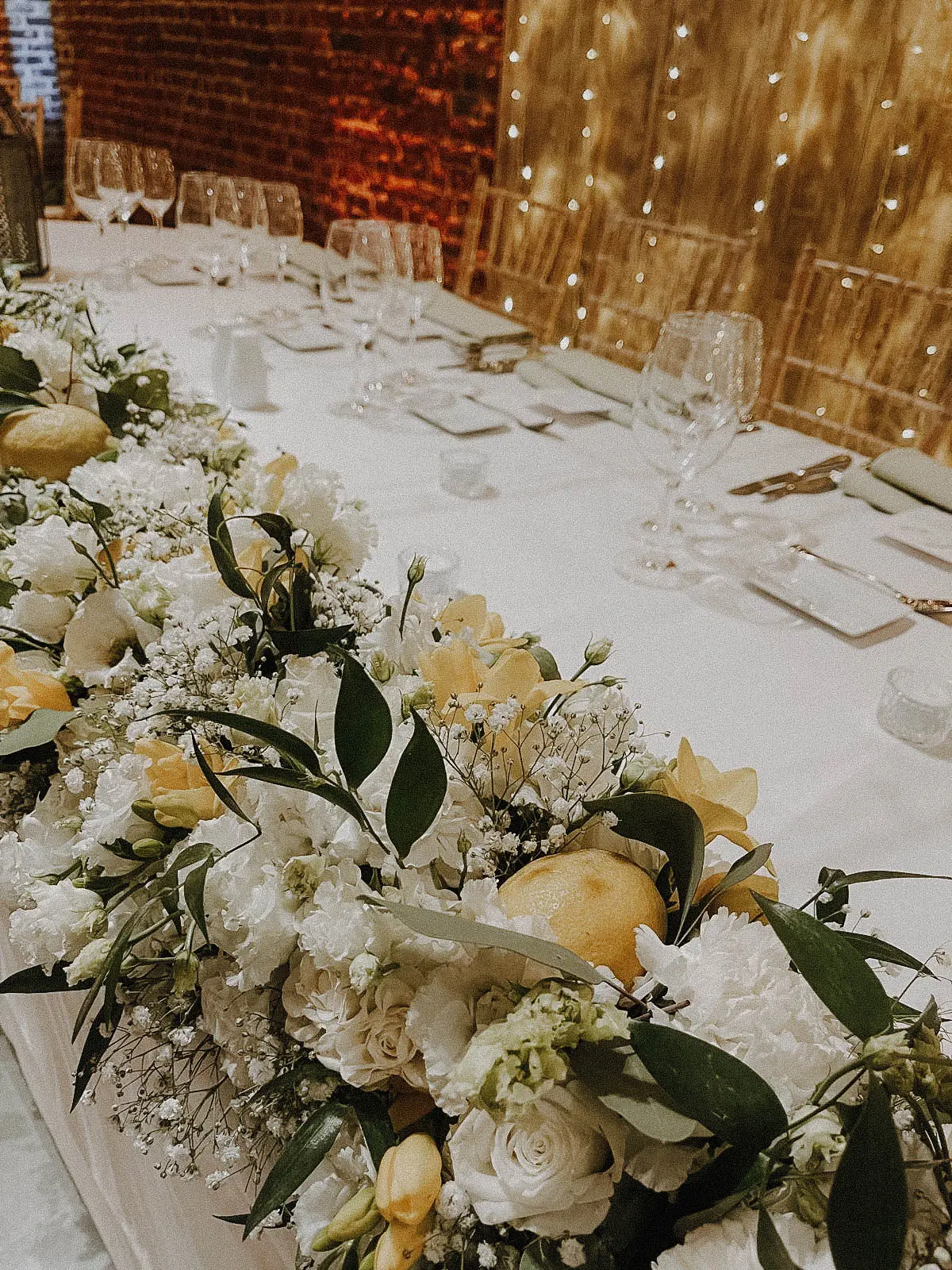 Chemin fleurie avec citron