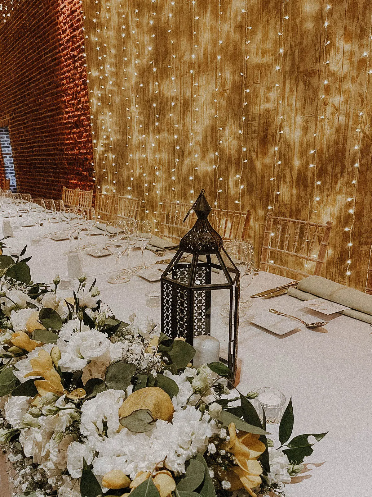 Chemin fleurie avec lanterne oriental