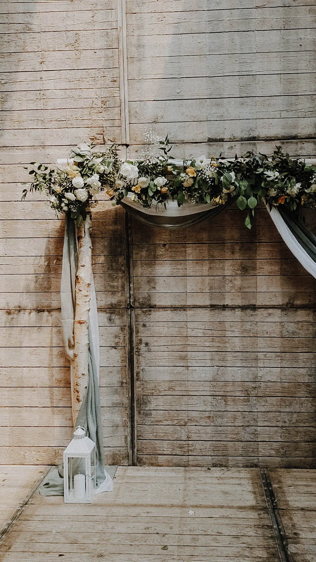 Arche bouleau avec fleurs blanc et jaune