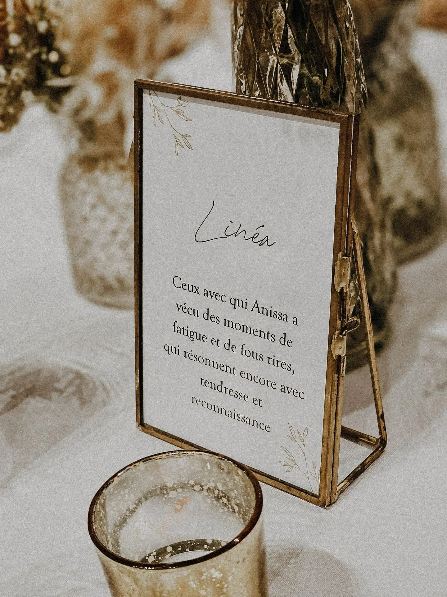 Cadre or pour le nom des tables et message pour les invités