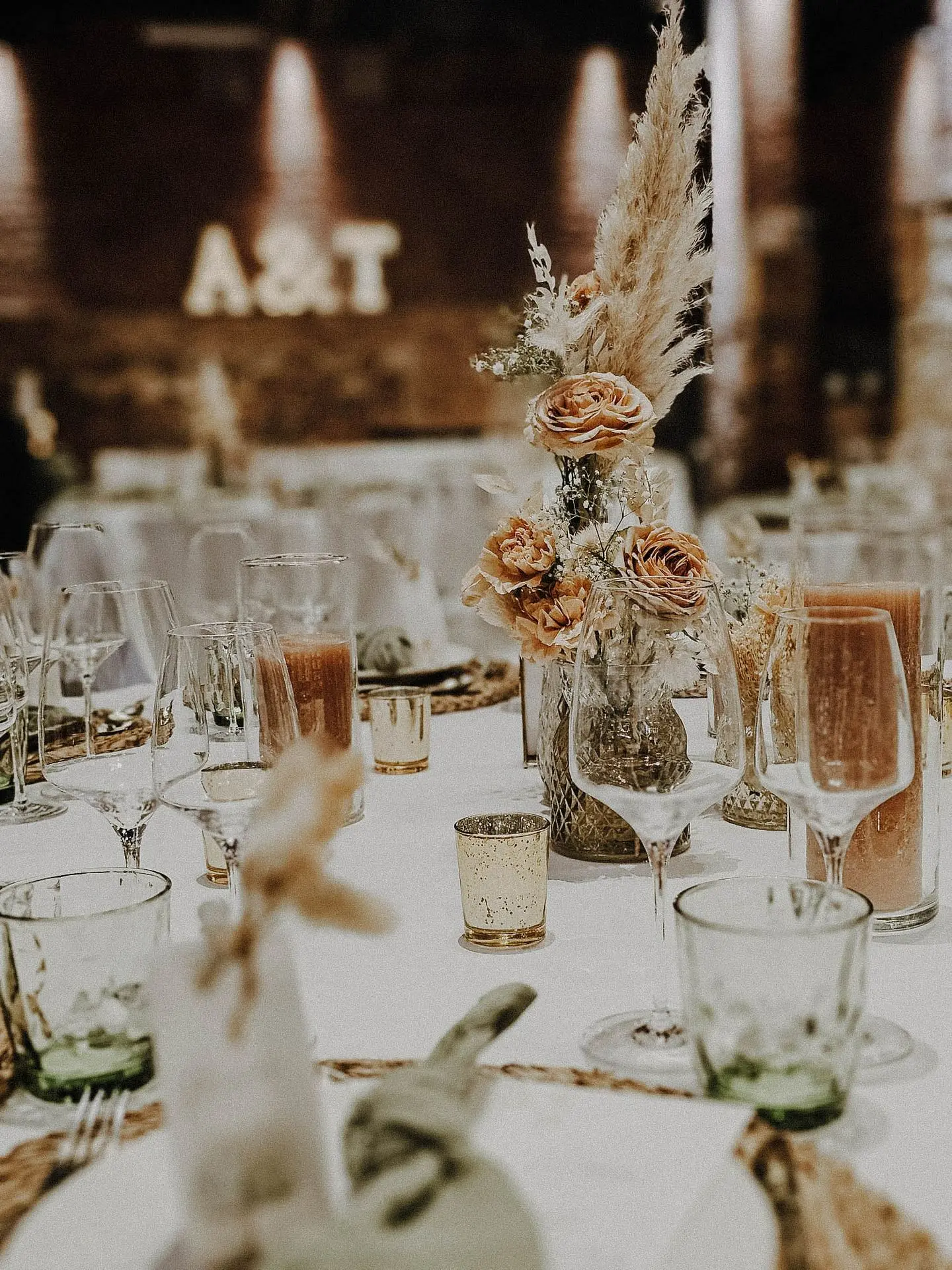 Table invité mariage avec bougies et petits vases