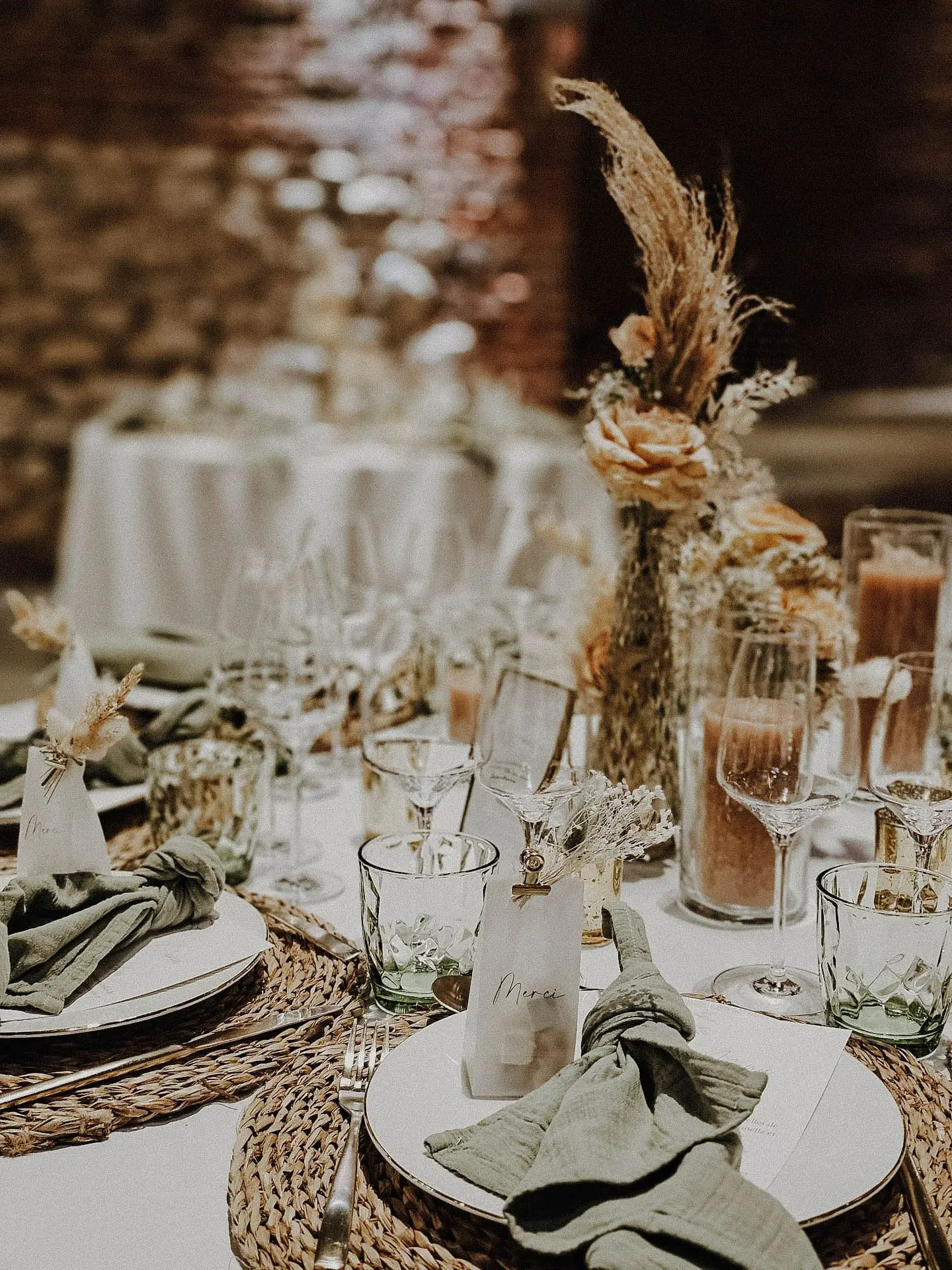 Table invité mariage avec bougies et petits vases