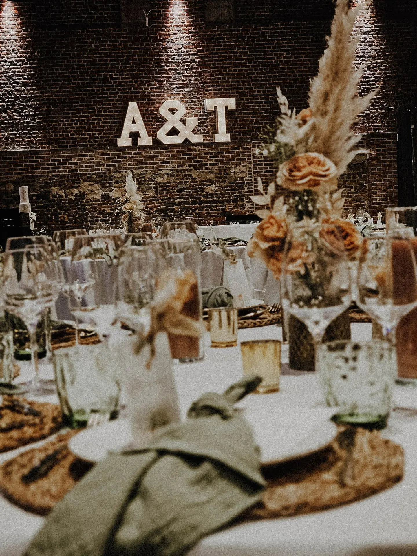 Table invité mariage avec bougies et petits vases