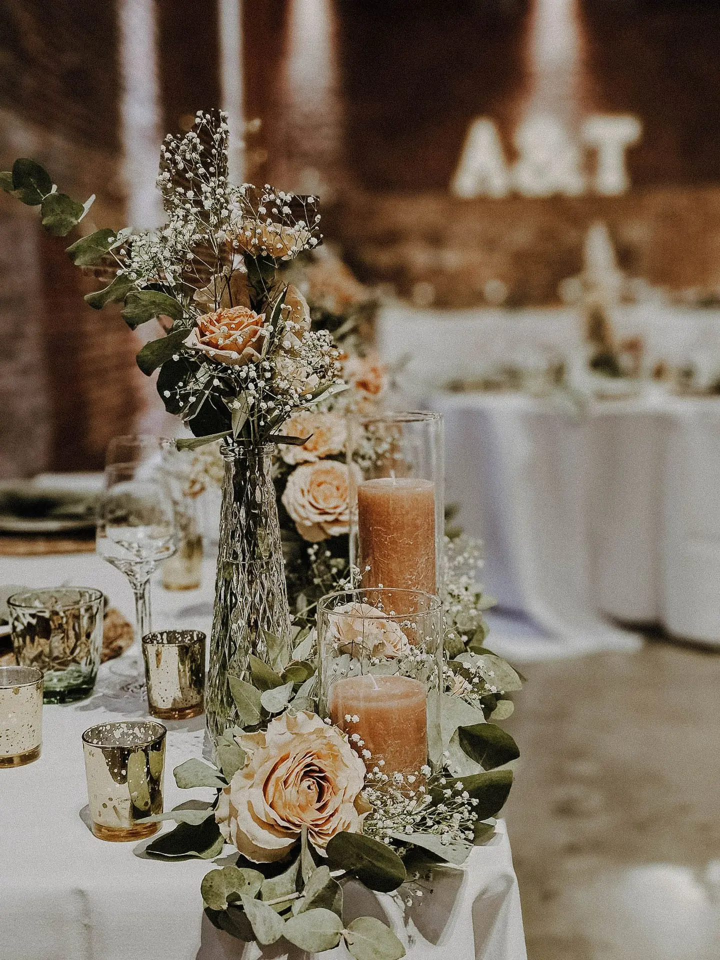 Table d'honeur avec petits vases et bougies