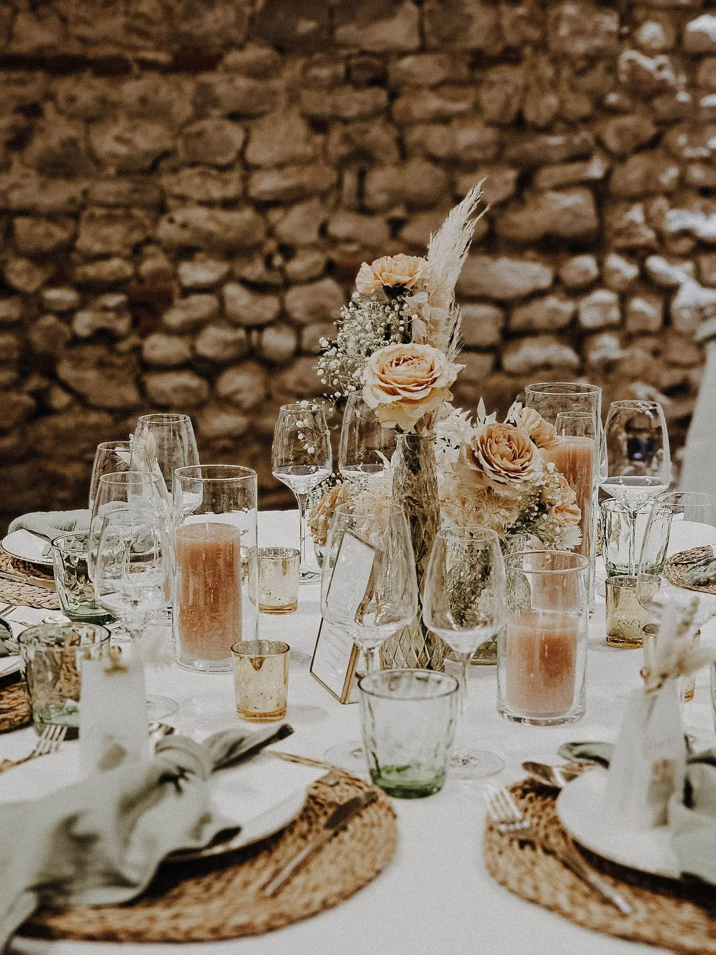 Table invité mariage avec bougies et petits vases