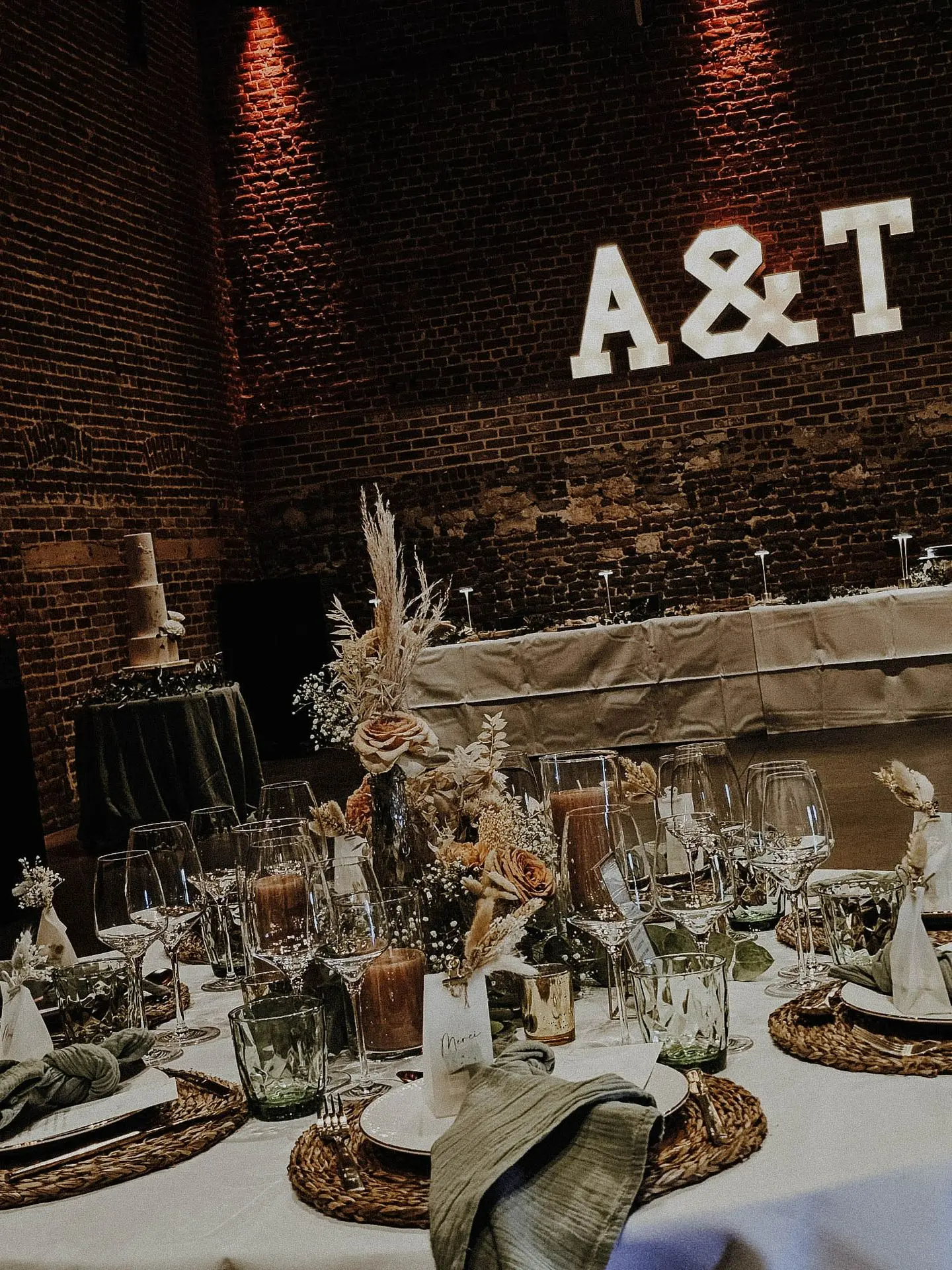 Table invité mariage avec bougies et petits vases