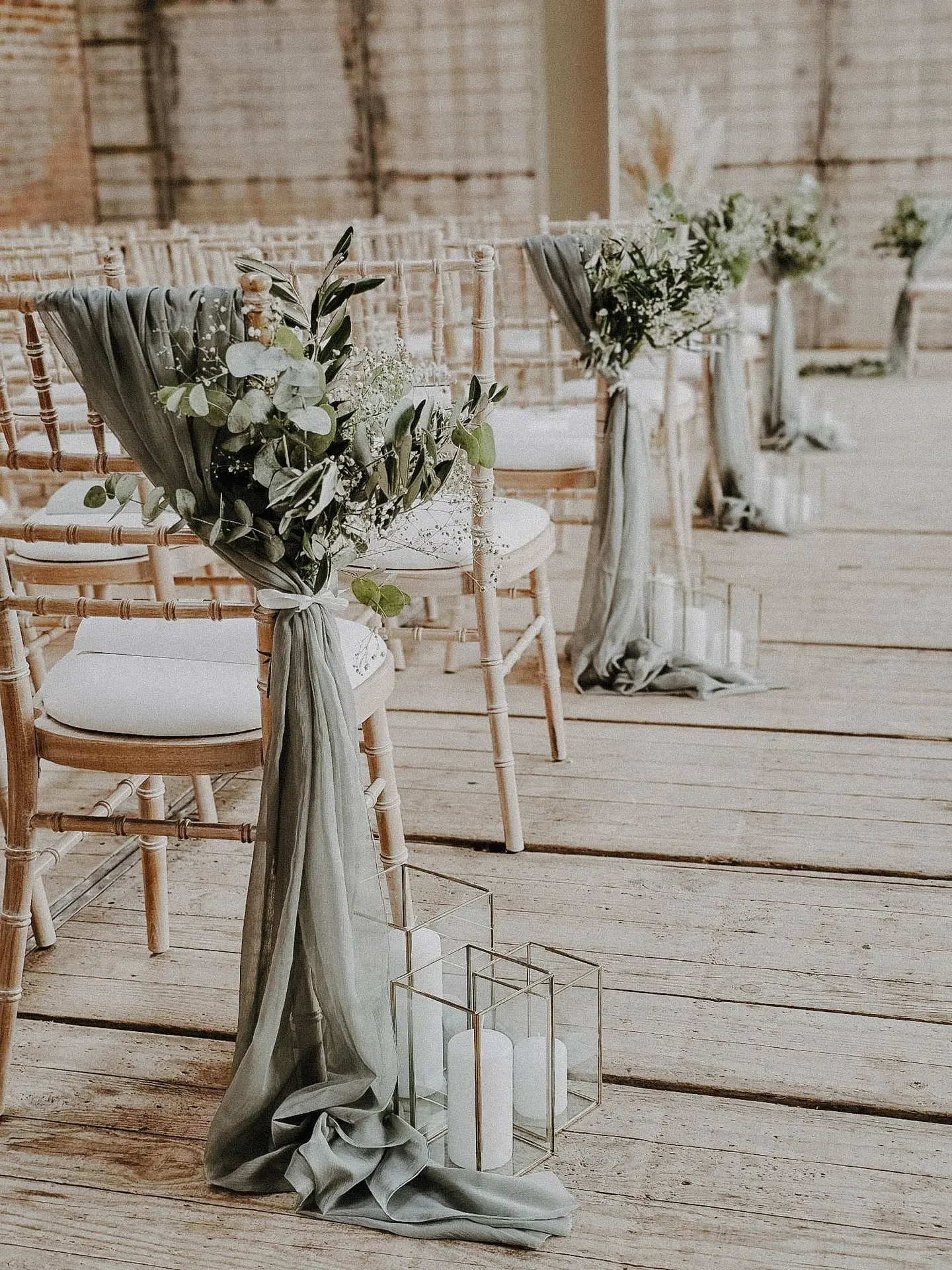 Chaise mariage : voilage vert sauge et trop de lanterne or