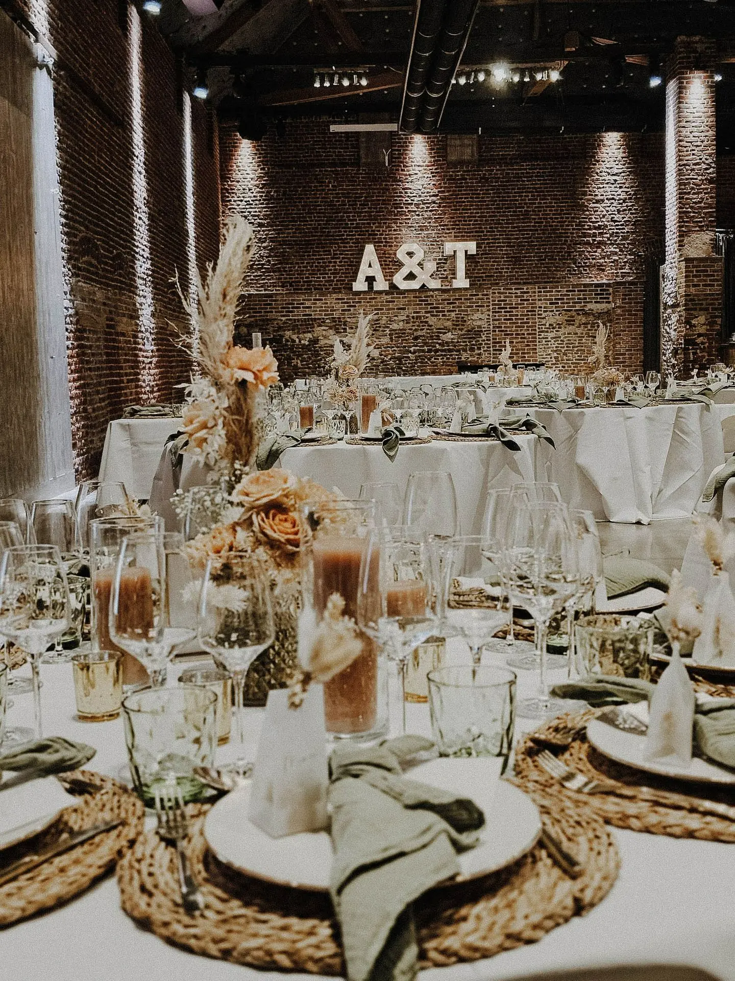 Table invité mariage avec bougies et petits vases