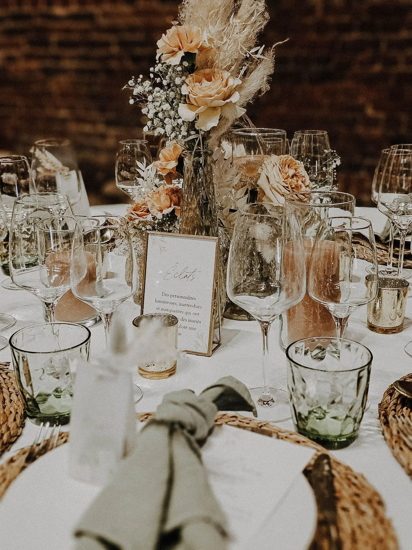 Table invité mariage avec bougies et petits vases