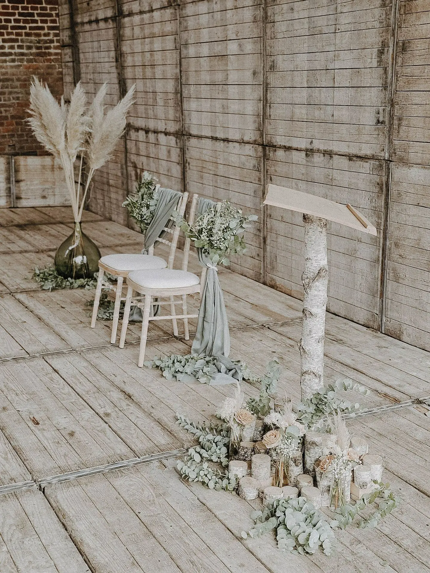 Pupitre et chaise mariage avec eucalyptus et pampa