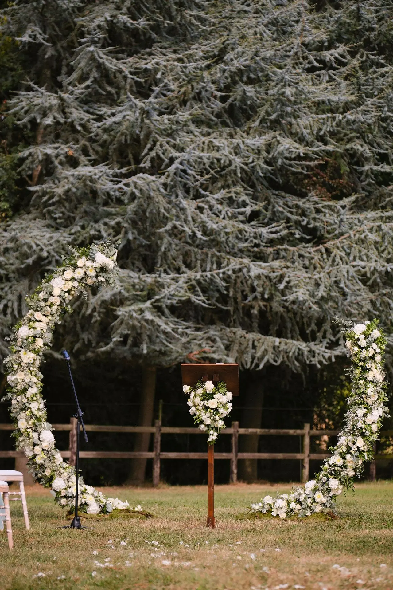Arche fleurie en deux partie et pupitre en bois fleurie