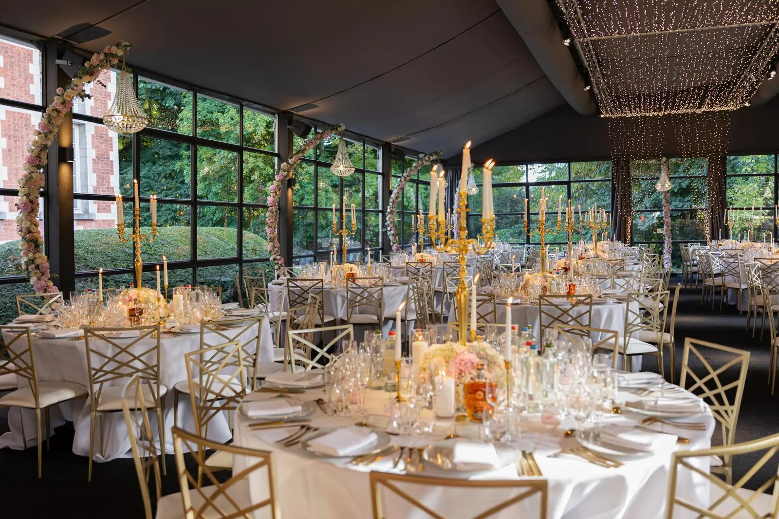 Salle mariage avec ciel lumineux