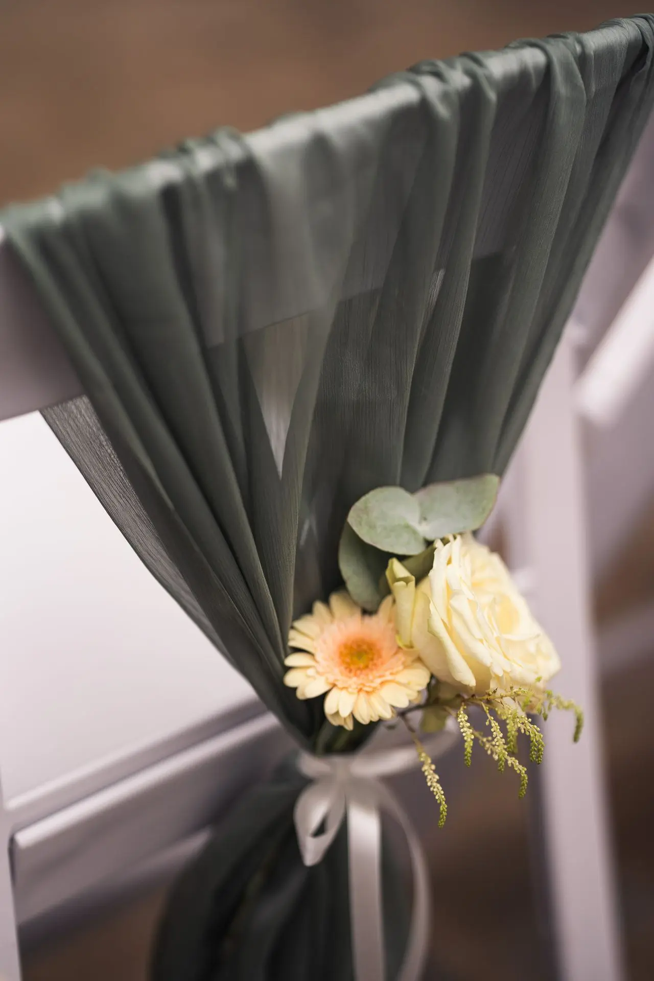 Zoom fleurs chaise mariage