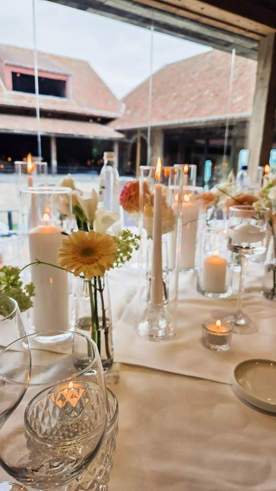 Zoom fleurs et bougies mariage