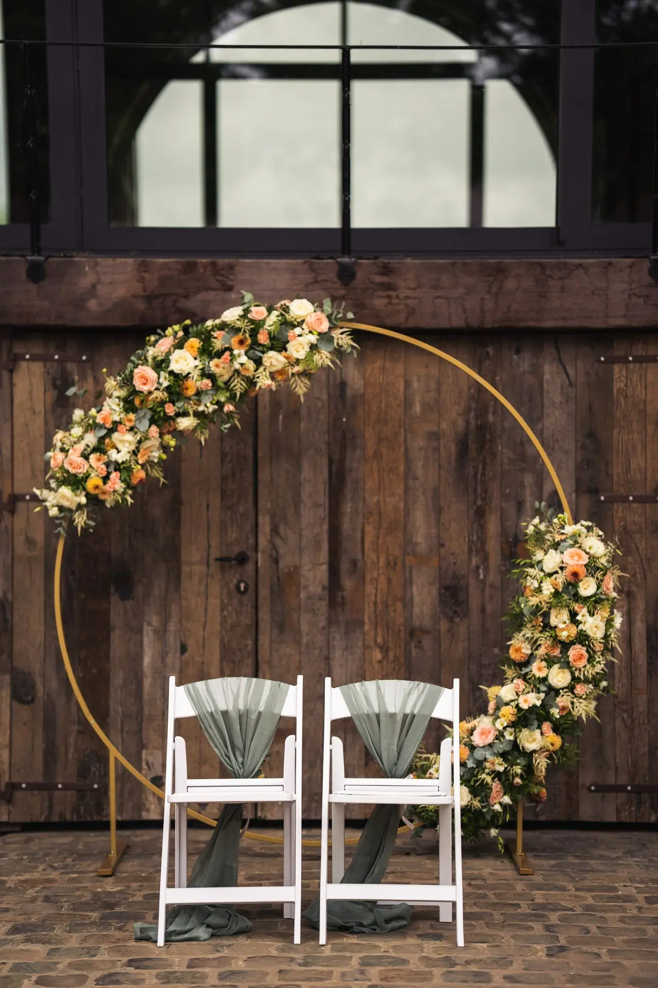 Arche mariage avec chaise blanche