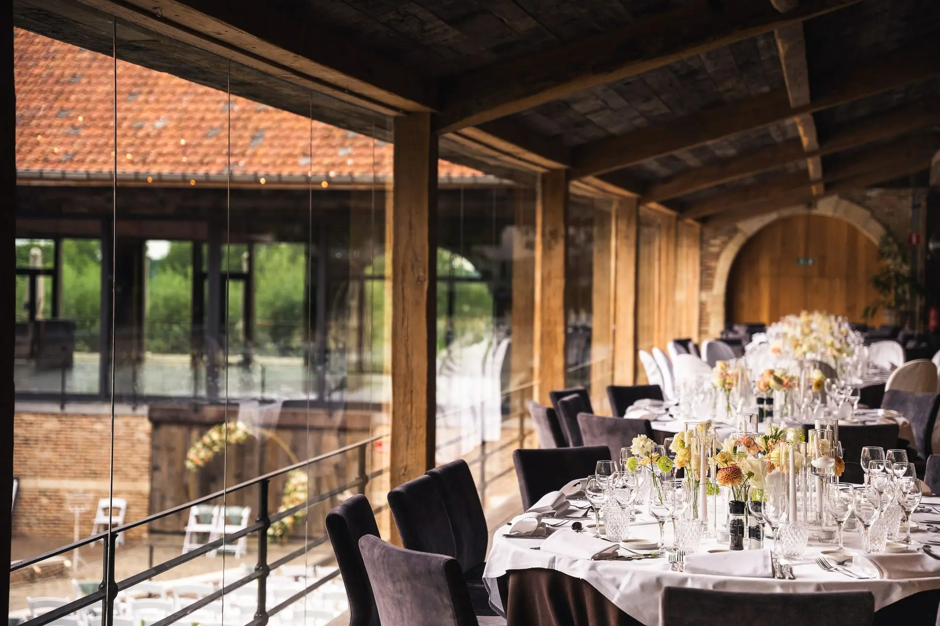 Salle mariage avec fleurs au centre des tables