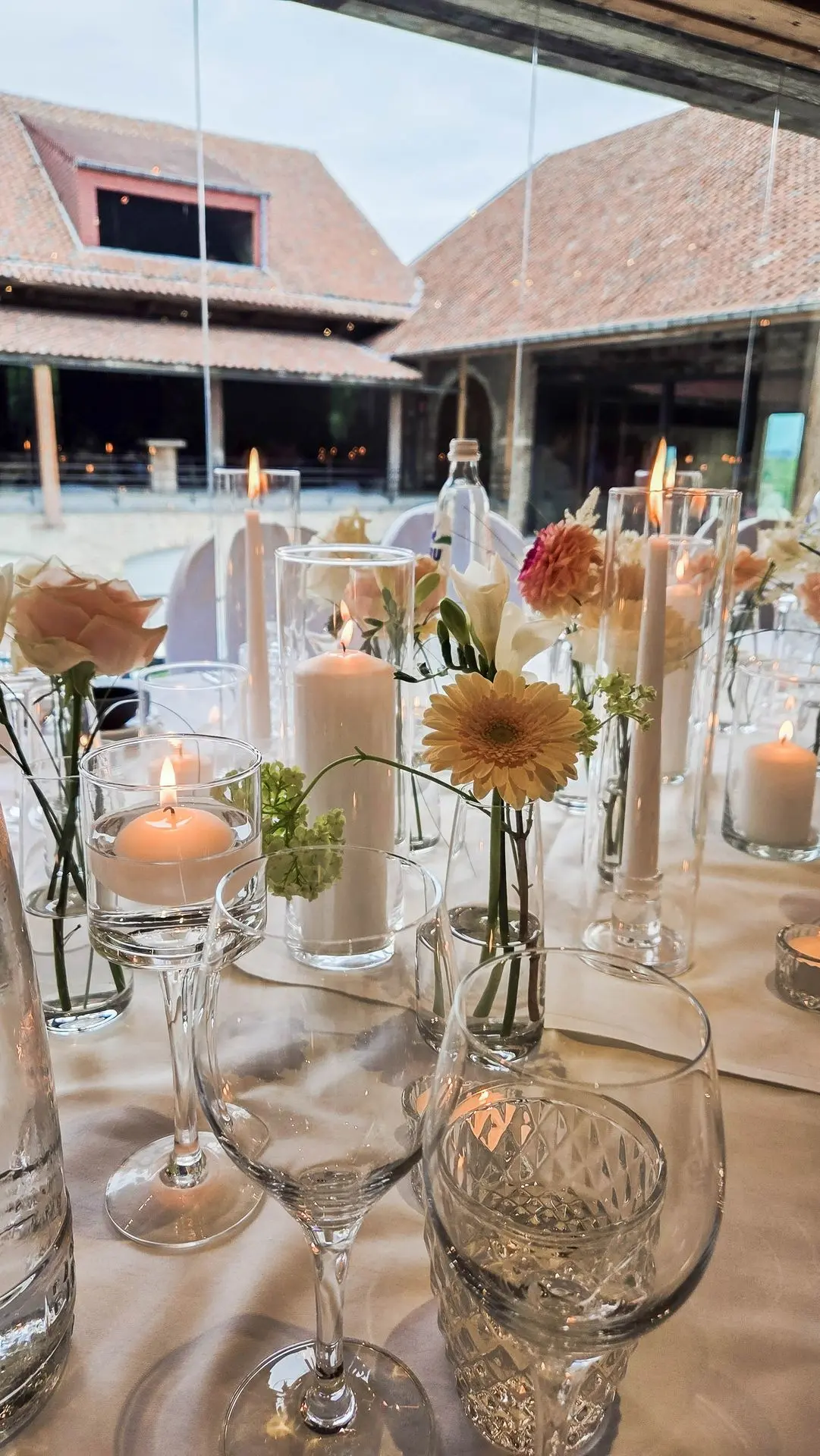 Zoom fleurs et bougies mariage