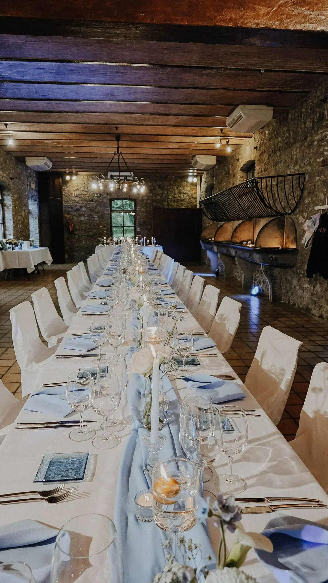 Bougie sur longue table de mariage