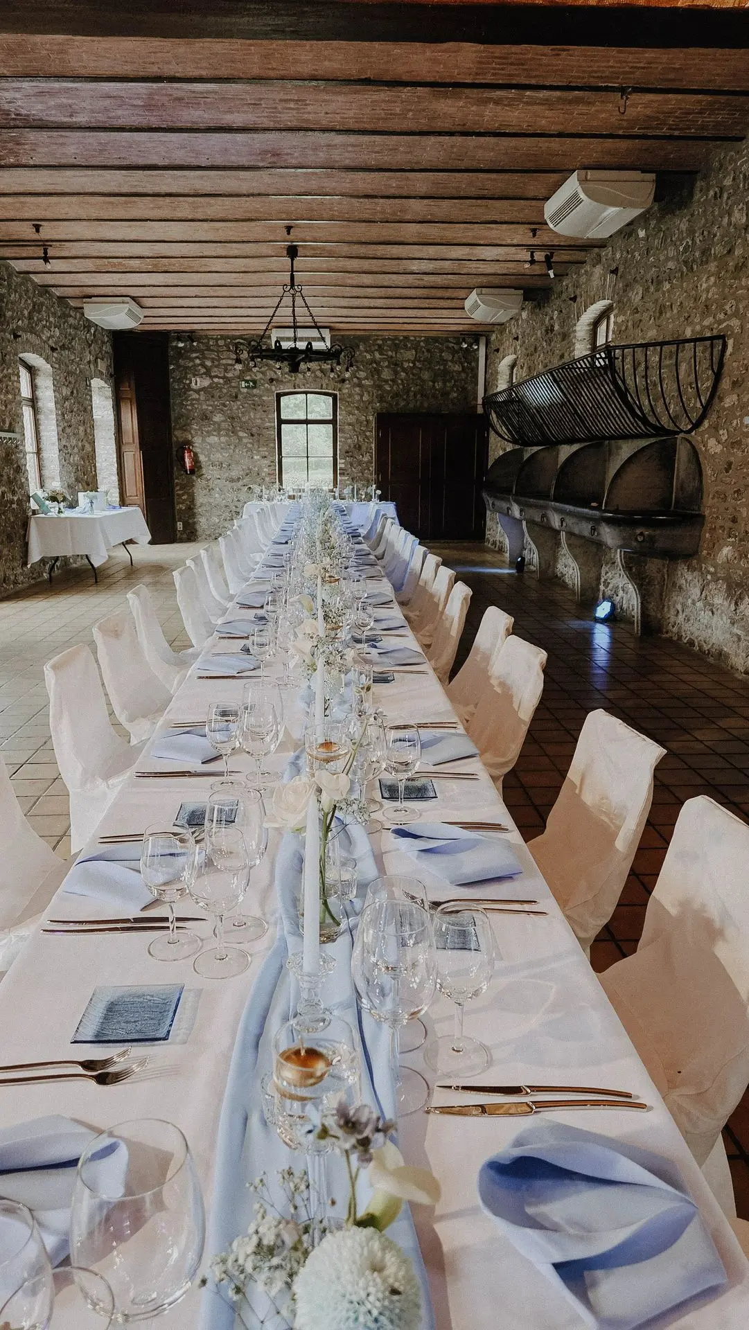 Chemin de table en mousseline bleu clair