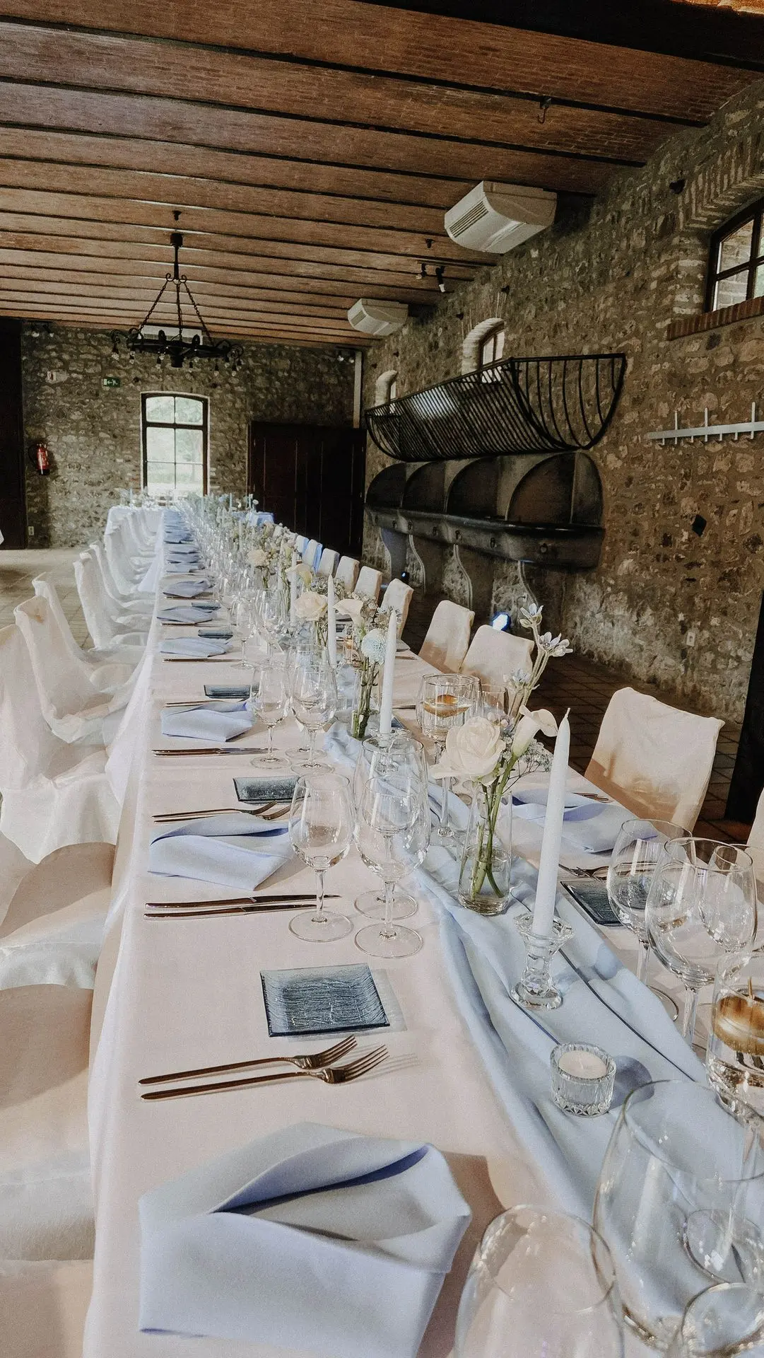 Salle de mariage en blanc et bleu ciel