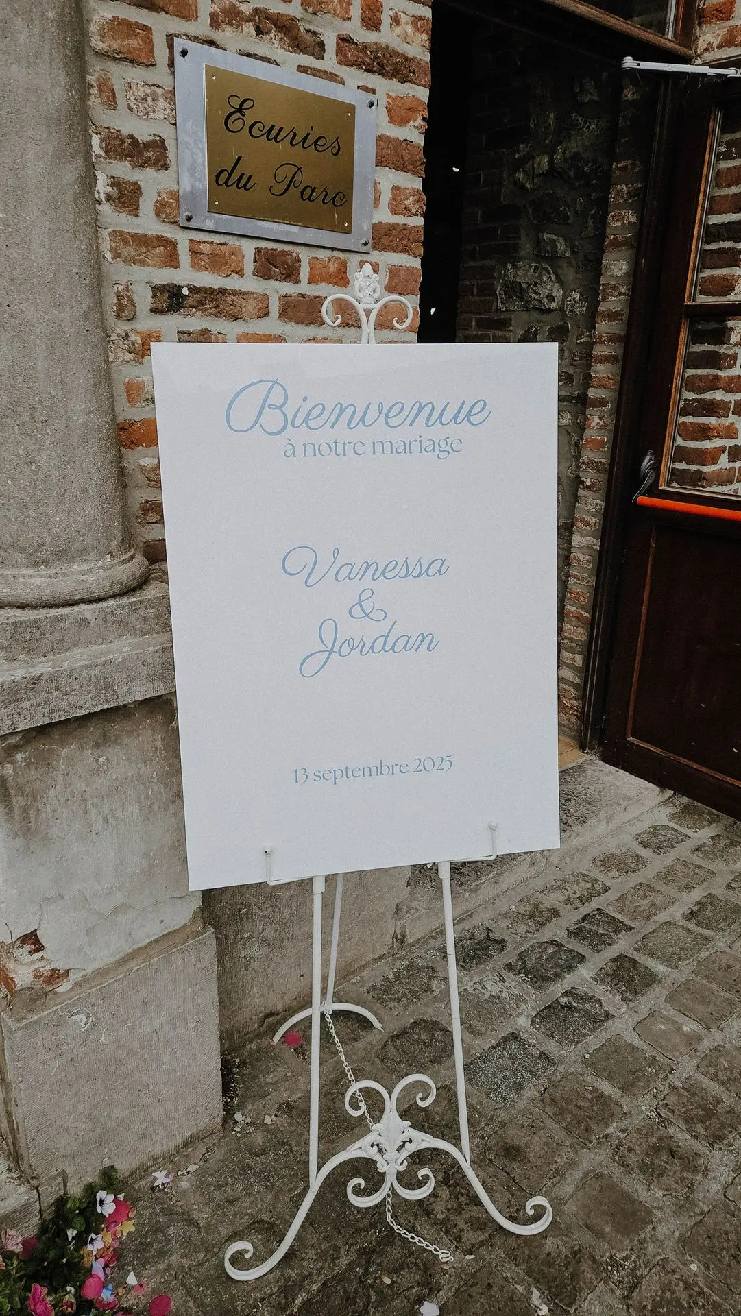 Panneau de bienvenue en plexi blanc et écriture bleu ciel