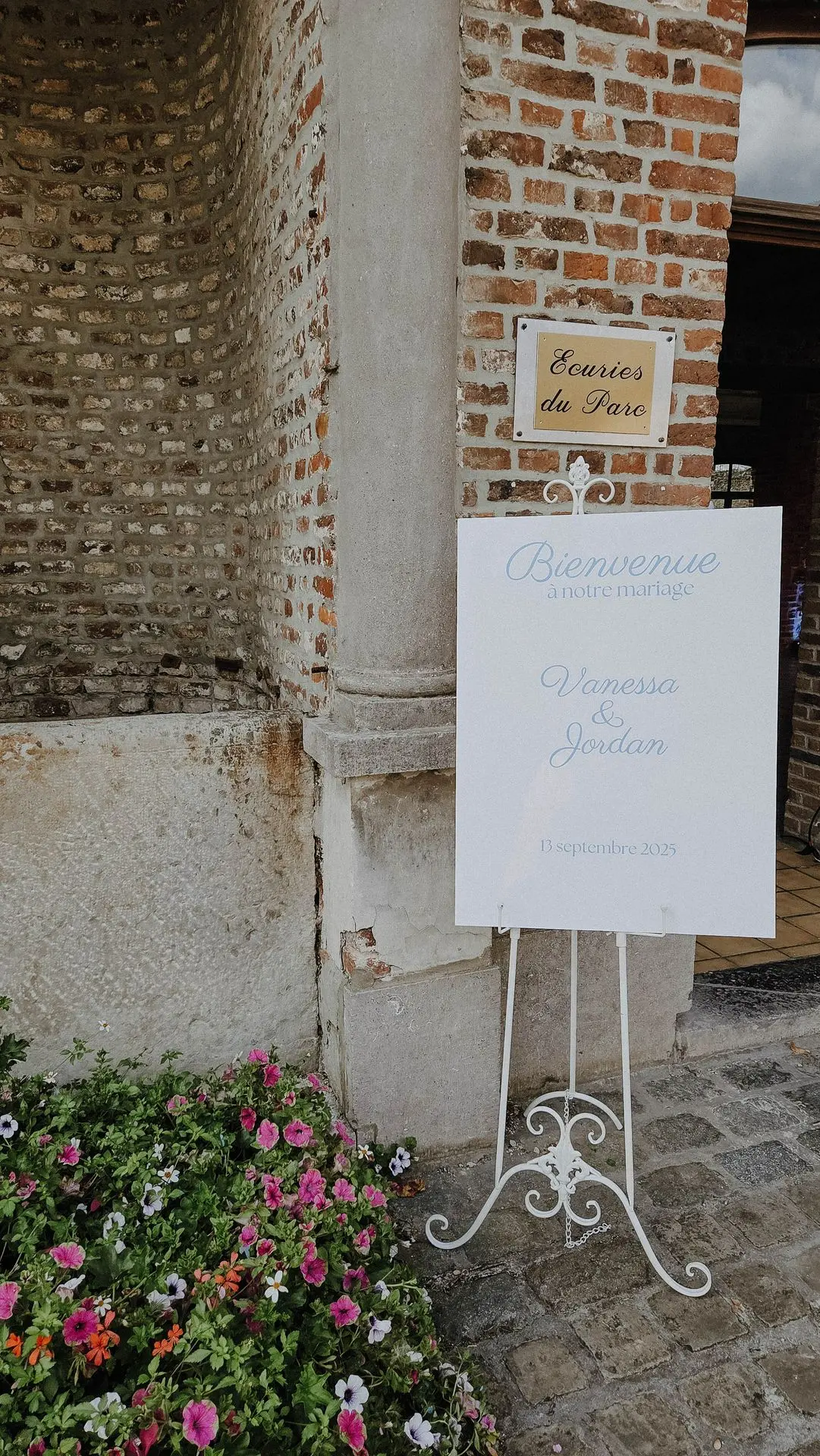 Panneau de bienvenue en plexi blanc et écriture bleu ciel